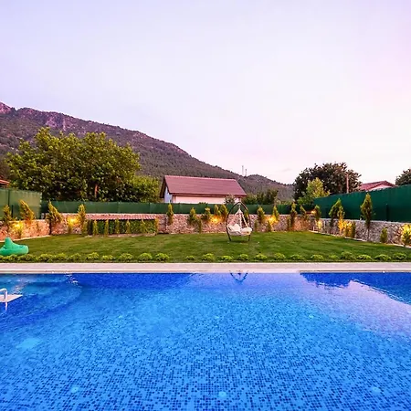 Βίλα Sleeps 6 With Pool And Air Con Keciler