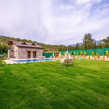 Sleeps 6 With Pool And Air Con 빌라 Keciler