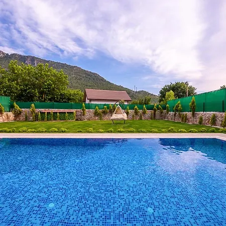 וילה Sleeps 6 With Pool And Air Con Keciler